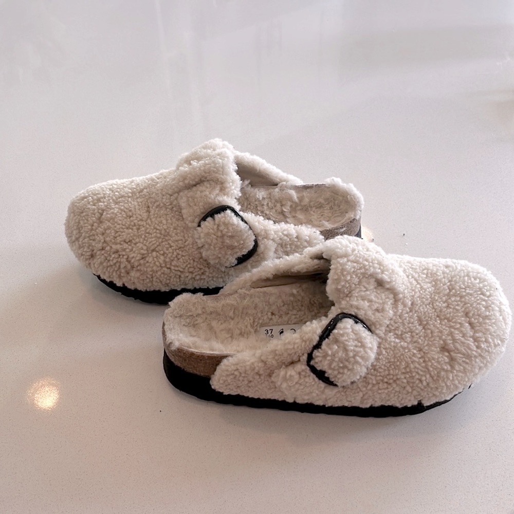 Birkenstock and papillo colab size 37 I wear a size 6.5 and these for great.